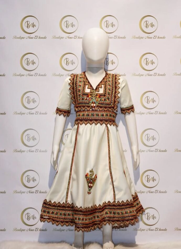 جبة قبايل بنات لون blanc cassé موديل ايفازي. مقاسات. عامين .4 سنوات .6 سنوات .8. سنوات 10 سنوات